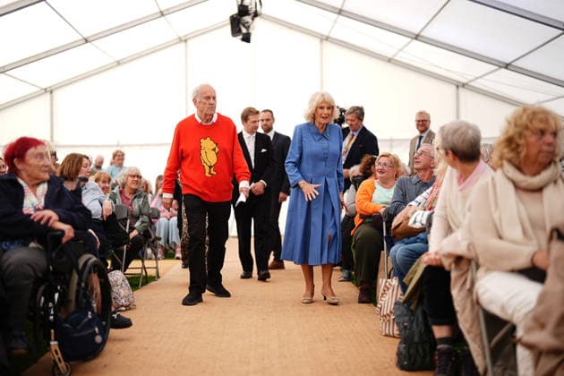 . 19 09 2026. United Kingdom. Queen Camilla with broadcaster Gyles Brandreth at The Queen s Reading Room Festival at Chatsworth House in Derbyshire, United Kingdom.  xPoolx xi-Imagesx IIM-27018-0025