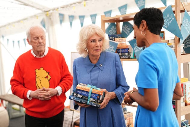 . 19 09 2026. United Kingdom. Queen Camilla with broadcaster Gyles Brandreth and BBC newsreader and author Reeta Chakrabarti at The Queen s Reading Room Festival at Chatsworth House in Derbyshire, United Kingdom.  xPoolx xi-Imagesx IIM-27018-0026