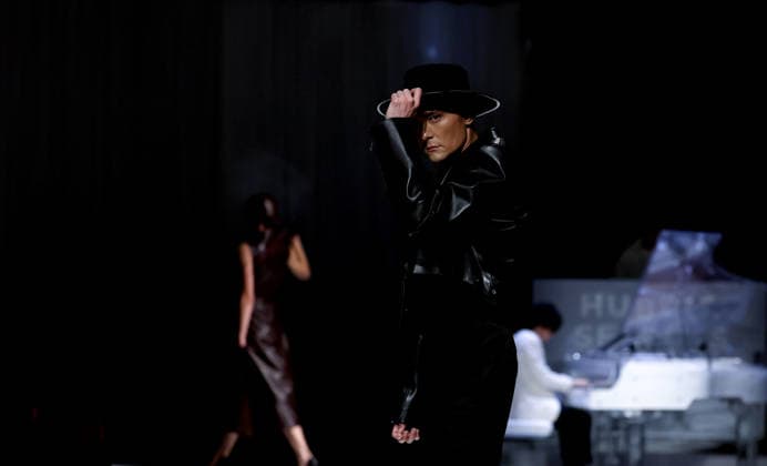 (260920) -- LONDON, Sept. 20, 2026 -- A model presents a creation at HUBING SELECTS show during the London Fashion Week in London, Britain, Sept. 19, 2026. ) BRITAIN-LONDON-HUBING SELECTS-SHOW LixYing 
