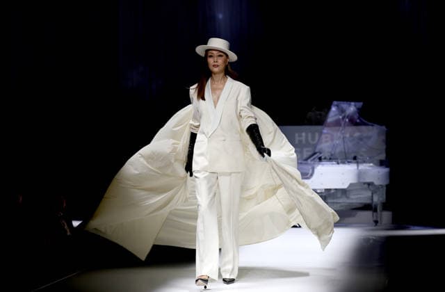 (260920) -- LONDON, Sept. 20, 2026 -- A model presents a creation at HUBING SELECTS show during the London Fashion Week in London, Britain, Sept. 19, 2026. ) BRITAIN-LONDON-HUBING SELECTS-SHOW LixYing 