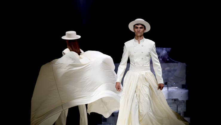 (260920) -- LONDON, Sept. 20, 2026 -- A model presents a creation at HUBING SELECTS show during the London Fashion Week in London, Britain, Sept. 19, 2026. ) BRITAIN-LONDON-HUBING SELECTS-SHOW LixYing 
