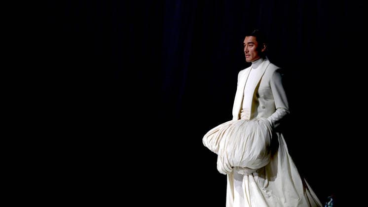 (260920) -- LONDON, Sept. 20, 2026 -- Hu Bing presents a creation at HUBING SELECTS show during the London Fashion Week in London, Britain, Sept. 19, 2026. ) BRITAIN-LONDON-HUBING SELECTS-SHOW LixYing 