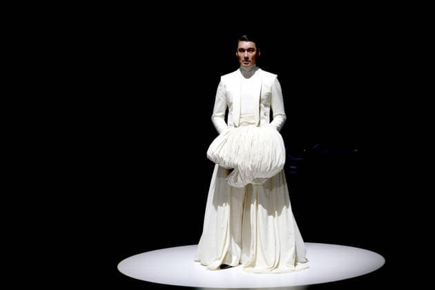 (260920) -- LONDON, Sept. 20, 2026 -- Hu Bing presents a creation at HUBING SELECTS show during the London Fashion Week in London, Britain, Sept. 19, 2026. ) BRITAIN-LONDON-HUBING SELECTS-SHOW LixYing 