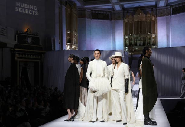 (260920) -- LONDON, Sept. 20, 2026 -- Models present creations at HUBING SELECTS show during the London Fashion Week in London, Britain, Sept. 19, 2026. ) BRITAIN-LONDON-HUBING SELECTS-SHOW LixYing 
