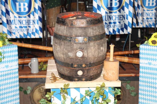 Wooden beer keg of Oktoberfest beer at the Wiesn tapping ceremony for Oktoberfest 2026 at Hofbräu Berlin, Berlin, September 19, 2026 Copyright: xAgenturxMatthiasxWehnertx xM.xGränzdörferx