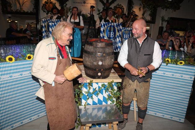 Frank Zander and Björn Schwarz at the Oktoberfest 2026 keg-tapping ceremony at Hofbräu Berlin, Berlin, September 19, 2026 Copyright: xAgenturxMatthiasxWehnertx xM.xGränzdörferx