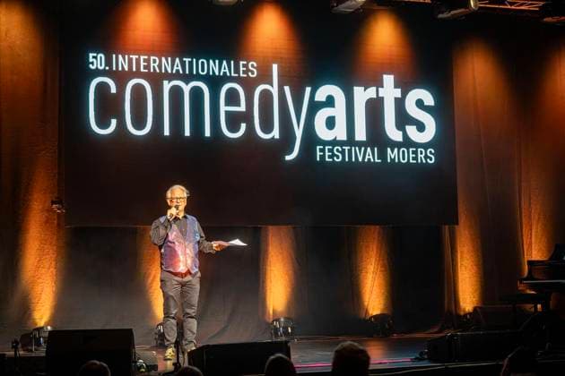50 Years of Comedy Arts, Gala at the Enni Event Hall ** FOR EDITORIAL PURPOSES ONLY ** EDITORIAL USE ONLY ** p Performers and audience members gather at the Enni Event Hall in Moers on September 19, 2026, and Stefan Basso welcomes the guests. A grand gala is being held to celebrate the anniversary. Photo by Arnulf Stoffel, Funke Foto Services p Buntes Deutschlan Copyright: ArnulfxStoffel doc87oiljodgly4l6611eex ,EDITORIAL USE ONLY Copyright: ArnulfxStoffel