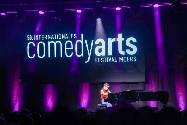 50 Years of Comedy Arts, Gala at the Enni Event Hall ** FOR EDITORIAL PURPOSES ONLY ** EDITORIAL USE ONLY ** p Performers and audience members are gathered at the Enni Event Hall in Moers on September 19, 2026, and Sarah Hakenberg is on stage. A grand gala is being held to celebrate the anniversary. Photo: Arnulf Stoffel, Funke Foto Services p Buntes Deutsch Copyright: ArnulfxStoffel doc87oimquiu0gje90w1fxb ,EDITORIAL USE ONLY Copyright: ArnulfxStoffel