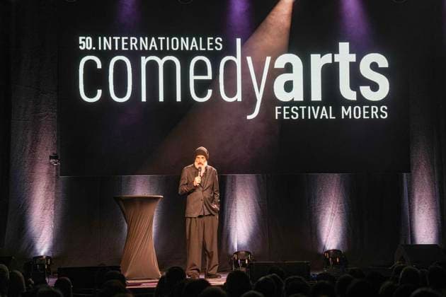 50 Years of Comedy Arts, Gala at the Enni Event Hall ** FOR EDITORIAL PURPOSES ONLY ** EDITORIAL USE ONLY ** p Performers and audience members are at the Enni Event Hall in Moers on September 19, 2026, and cabaret artist Thorsten Sträter is on stage. A grand gala is being held to celebrate the anniversary. Photo: Arnulf Stoffel, Funke Foto S Copyright: ArnulfxStoffel doc87oims0po1kfjxk9h87 ,EDITORIAL USE ONLY Copyright: ArnulfxStoffel