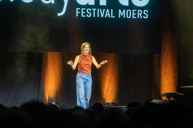 50 Years of Comedy Arts, Gala at the Enni Event Hall ** FOR EDITORIAL PURPOSES ONLY ** EDITORIAL USE ONLY ** p Performers and audience members are at the Enni Event Hall in Moers on September 19, 2026, and Sarah Hakenberg is on stage. A grand gala is being held to celebrate the anniversary. Photo by Arnulf Stoffel, Funke Foto Services p Buntes Deutschland, N Copyright: ArnulfxStoffel doc87oimjxfxcnhleel1fsd ,EDITORIAL USE ONLY Copyright: ArnulfxStoffel