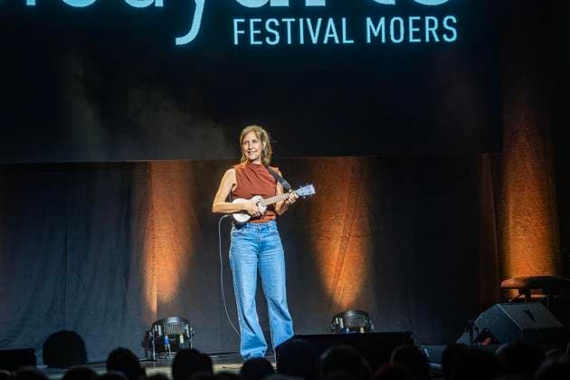 50 Years of Comedy Arts, Gala at the Enni Event Hall ** FOR EDITORIAL PURPOSES ONLY ** EDITORIAL USE ONLY ** p Performers and audience members are at the Enni Event Hall in Moers on September 19, 2026, and Sarah Hakenberg is on stage. A grand gala is being held to celebrate the anniversary. Photo by Arnulf Stoffel, Funke Foto Services p Buntes Deutschland, N Copyright: ArnulfxStoffel doc87oimmp3fok183tyhh4o ,EDITORIAL USE ONLY Copyright: ArnulfxStoffel