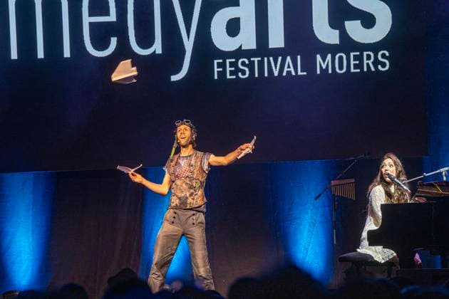 50 Years of Comedy Arts, Gala at the Enni Event Hall ** FOR EDITORIAL PURPOSES ONLY ** EDITORIAL USE ONLY ** p Performers and audience members gather at the Enni Event Hall in Moers on September 19, 2026, with the duo Felice and Cortes on stage. A grand gala is being held to celebrate the anniversary. Photo by Arnulf Stoffel, Funke Foto Services Copyright: ArnulfxStoffel doc87oimoe9lpu9k4ig1g0k ,EDITORIAL USE ONLY Copyright: ArnulfxStoffel