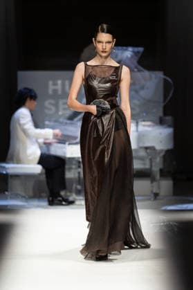 Hu Bing Selects: Urban Grace Spring Summer 2027 at London Fashion Week LONDON, ENGLAND - SEPTEMBER 19: A model walks the runway at the Hu Bing Selects: Urban Grace show during London Fashion Week 2026 on September 19, 2026 in London, England., Credit:Pupat Chenaksara Avalon UK, London  Copyright: xPupatxChenaksarax xAvalonx 1136495484