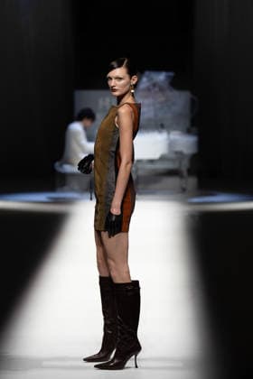 Hu Bing Selects: Urban Grace Spring Summer 2027 at London Fashion Week LONDON, ENGLAND - SEPTEMBER 19: A model walks the runway at the Hu Bing Selects: Urban Grace show during London Fashion Week 2026 on September 19, 2026 in London, England., Credit:Pupat Chenaksara Avalon UK, London  Copyright: xPupatxChenaksarax xAvalonx 1136495650