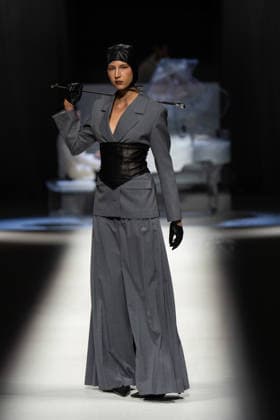 Hu Bing Selects: Urban Grace Spring Summer 2027 at London Fashion Week LONDON, ENGLAND - SEPTEMBER 19: A model walks the runway at the Hu Bing Selects: Urban Grace show during London Fashion Week 2026 on September 19, 2026 in London, England., Credit:Pupat Chenaksara Avalon UK, London  Copyright: xPupatxChenaksarax xAvalonx 1136495681