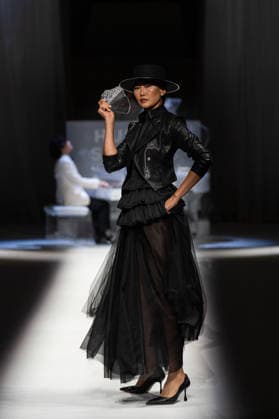 Hu Bing Selects: Urban Grace Spring Summer 2027 at London Fashion Week LONDON, ENGLAND - SEPTEMBER 19: A model walks the runway at the Hu Bing Selects: Urban Grace show during London Fashion Week 2026 on September 19, 2026 in London, England., Credit:Pupat Chenaksara Avalon UK, London  Copyright: xPupatxChenaksarax xAvalonx 1136495696