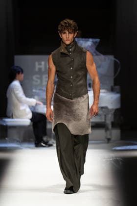 Hu Bing Selects: Urban Grace Spring Summer 2027 at London Fashion Week LONDON, ENGLAND - SEPTEMBER 19: A model walks the runway at the Hu Bing Selects: Urban Grace show during London Fashion Week 2026 on September 19, 2026 in London, England., Credit:Pupat Chenaksara Avalon UK, London  Copyright: xPupatxChenaksarax xAvalonx 1136495703