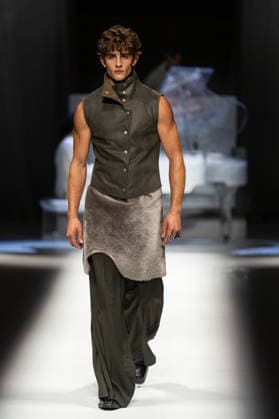Hu Bing Selects: Urban Grace Spring Summer 2027 at London Fashion Week LONDON, ENGLAND - SEPTEMBER 19: A model walks the runway at the Hu Bing Selects: Urban Grace show during London Fashion Week 2026 on September 19, 2026 in London, England., Credit:Pupat Chenaksara Avalon UK, London  Copyright: xPupatxChenaksarax xAvalonx 1136495709