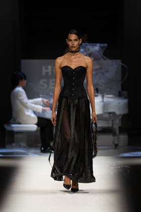 Hu Bing Selects: Urban Grace Spring Summer 2027 at London Fashion Week LONDON, ENGLAND - SEPTEMBER 19: A model walks the runway at the Hu Bing Selects: Urban Grace show during London Fashion Week 2026 on September 19, 2026 in London, England., Credit:Pupat Chenaksara Avalon UK, London  Copyright: xPupatxChenaksarax xAvalonx 1136495770