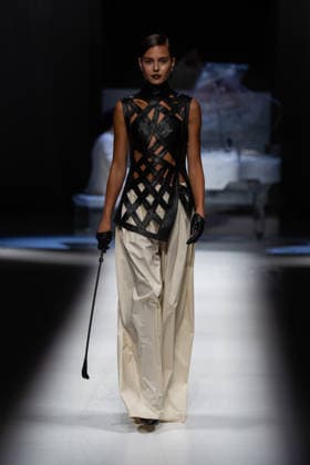Hu Bing Selects: Urban Grace Spring Summer 2027 at London Fashion Week LONDON, ENGLAND - SEPTEMBER 19: A model walks the runway at the Hu Bing Selects: Urban Grace show during London Fashion Week 2026 on September 19, 2026 in London, England., Credit:Pupat Chenaksara Avalon UK, London  Copyright: xPupatxChenaksarax xAvalonx 1136495790