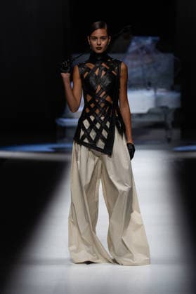 Hu Bing Selects: Urban Grace Spring Summer 2027 at London Fashion Week LONDON, ENGLAND - SEPTEMBER 19: A model walks the runway at the Hu Bing Selects: Urban Grace show during London Fashion Week 2026 on September 19, 2026 in London, England., Credit:Pupat Chenaksara Avalon UK, London  Copyright: xPupatxChenaksarax xAvalonx 1136495793