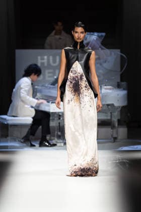 Hu Bing Selects: Urban Grace Spring Summer 2027 at London Fashion Week LONDON, ENGLAND - SEPTEMBER 19: A model walks the runway at the Hu Bing Selects: Urban Grace show during London Fashion Week 2026 on September 19, 2026 in London, England., Credit:Pupat Chenaksara Avalon UK, London  Copyright: xPupatxChenaksarax xAvalonx 1136495827