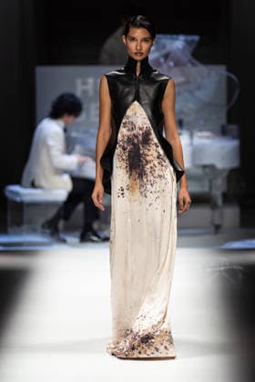Hu Bing Selects: Urban Grace Spring Summer 2027 at London Fashion Week LONDON, ENGLAND - SEPTEMBER 19: A model walks the runway at the Hu Bing Selects: Urban Grace show during London Fashion Week 2026 on September 19, 2026 in London, England., Credit:Pupat Chenaksara Avalon UK, London  Copyright: xPupatxChenaksarax xAvalonx 1136495834