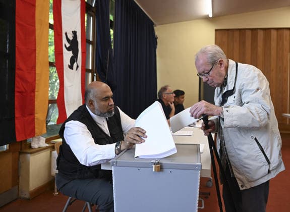 Voters head to polls for Berlin and Mecklenburg-Vorpommern state elections in Germany BERLIN, GERMANY - SEPTEMBER 20: Voters cast their ballots at a polling station in the Charlottenburg district during state elections in Berlin, Germany on September 20, 2026. Voters went to the polls for state elections in both Berlin and Mecklenburg-Vorpommern to elect their respective regional legislatures. Halil Sagirkaya Anadolu Berlin Germany. Editorial use only. Please get in touch for any other usage.  Copyright: x2026xAnadoluxHalilxSagirkayax