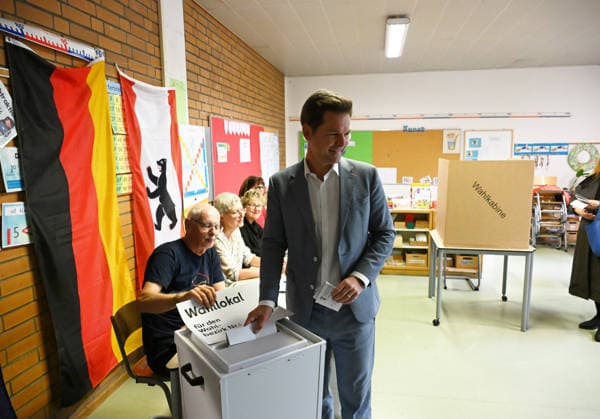 SPD lead candidate Steffen Krach casts his ballot in Berlin BERLIN, GERMANY - SEPTEMBER 20: SPD Lead Candidate Steffen Krach casts his ballot at a polling station in Berlin, Germany, on September 20, 2026. The Berlin House of Representatives election takes place on September 20, 2026. Volodymyr Sindieiev Anadolu Berlin Germany. Editorial use only. Please get in touch for any other usage.  Copyright: x2026xAnadoluxVolodymyrxSindieievx