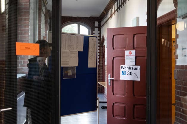 Voters head to polls for Berlin and Mecklenburg-Vorpommern state elections in Germany SCHWERIN, GERMANY - SEPTEMBER 20: Voters arrive at a polling station as voting gets underway in the Mecklenburg-Western Pomerania state election, on September 20, 2026 in Schwerin, Germany. Somaya Abdelrahman Anadolu Schwerin Germany. Editorial use only. Please get in touch for any other usage.  Copyright: x2026xAnadoluxSomayaxAbdelrahmanx