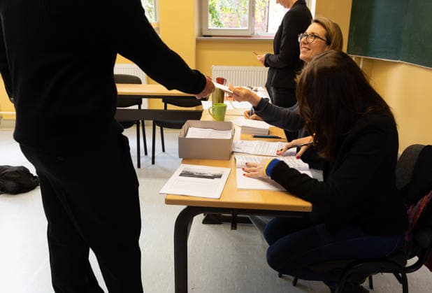 Voters head to polls for Berlin and Mecklenburg-Vorpommern state elections in Germany SCHWERIN, GERMANY - SEPTEMBER 20: Voters arrive at a polling station as voting gets underway in the Mecklenburg-Western Pomerania state election, on September 20, 2026 in Schwerin, Germany. Somaya Abdelrahman Anadolu Schwerin Germany. Editorial use only. Please get in touch for any other usage.  Copyright: x2026xAnadoluxSomayaxAbdelrahmanx