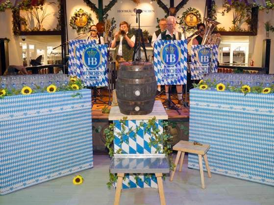 At the Oktoberfest midday tapping ceremony at the Hofbräuhaus Berlin with Pastor Bernd Siggelhow