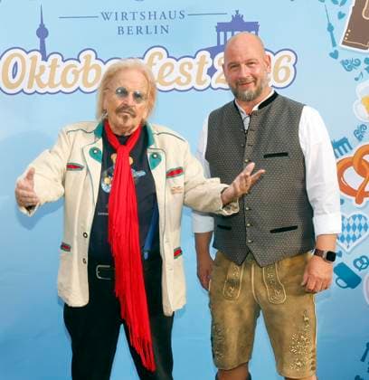 Frank Zander, Björn Schwarz: O’zapft is! —Round Two at the keg-tapping ceremony with Frank Zander at the Oktoberfest at the Hofbräuhaus Berlin