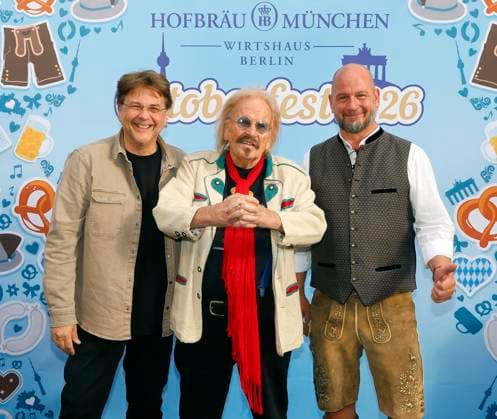 Markus Zander, Frank Zander, Björn Schwarz: O zapft is —Round Two at the keg-tapping ceremony with Frank Zander at the Oktoberfest at the Hofbräuhaus Berlin