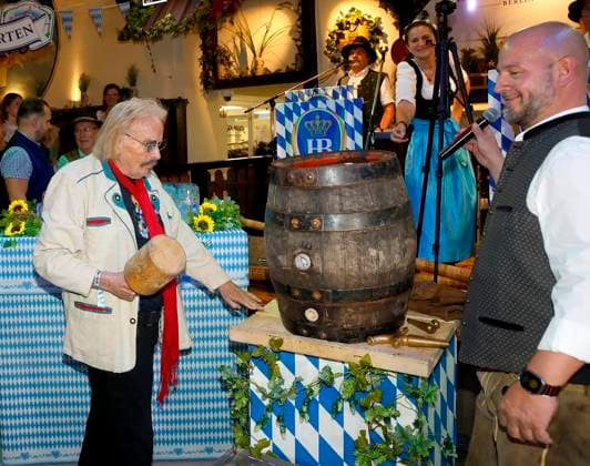 Frank Zander at the keg-tapping ceremony: O™zapft is —the second keg is tapped with Frank Zander at the Oktoberfest at the Hofbräuhaus Berlin
