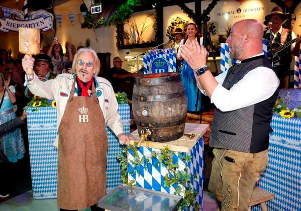 Frank Zander at the keg-tapping ceremony: O™zapft is for the second time at the keg-tapping ceremony with Frank Zander at the Oktoberfest at the Hofbräuhaus Berlin