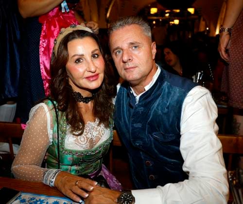 Danijela Ramcilovic of METEOR Bau and Senad Ramcilovic tapped the second keg at the keg-tapping ceremony with Frank Zander at the Oktoberfest at the Hofbräuhaus Berlin