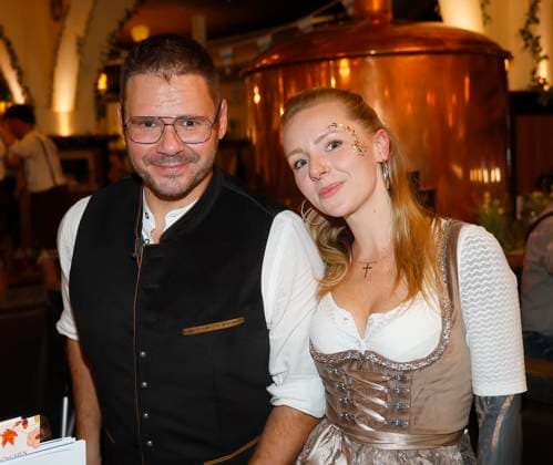 Thomas Drechsel, accompanied by O™, taps the second keg at the keg-tapping ceremony with Frank Zander at the Oktoberfest at the Hofbräuhaus Berlin