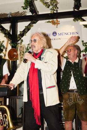 Frank Zander sings O’zapft is – the second keg-tapping ceremony with Frank Zander at the Oktoberfest at the Hofbräuhaus Berlin