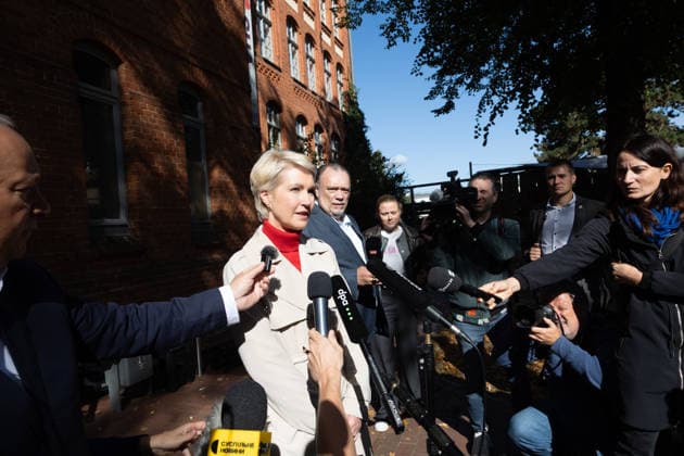 Mecklenburg-Western Pomerania s Minister-President Manuela Schwesig casts her ballot in Schwerin SCHWERIN, GERMANY - SEPTEMBER 20: Mecklenburg-Western Pomerania s Minister-President Manuela Schwesig speaks to the media after casting her ballot at a polling station in Schwerin, Germany, on September 20, 2026, during the state election. Somaya Abdelrahman Anadolu Schwerin Germany. Editorial use only. Please get in touch for any other usage.  Copyright: x2026xAnadoluxSomayaxAbdelrahmanx