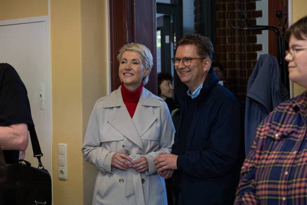 Mecklenburg-Western Pomerania s Minister-President Manuela Schwesig casts her ballot in Schwerin SCHWERIN, GERMANY - SEPTEMBER 20: Mecklenburg-Western Pomerania s Minister-President Manuela Schwesig arrives with her husband, Stefan Schwesig, at a polling station in Schwerin, Germany, on September 20, 2026, to cast their ballots in the state election. Somaya Abdelrahman Anadolu Schwerin Germany. Editorial use only. Please get in touch for any other usage.  Copyright: x2026xAnadoluxSomayaxAbdelrahmanx