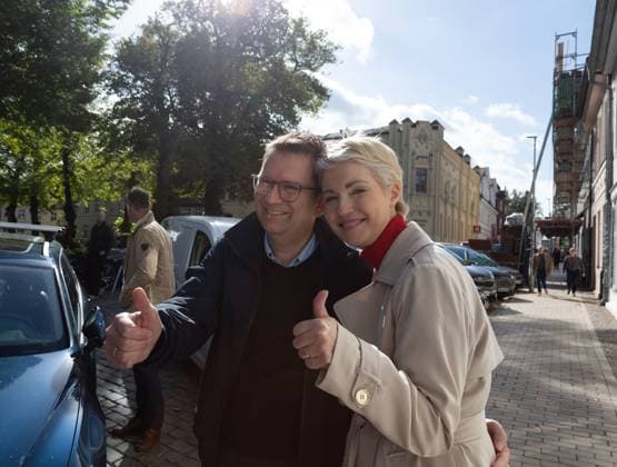 Manuela Schwesig votes in Mecklenburg-Vorpommern state election SCHWERIN, GERMANY, SEPTEMBER 20, 2026: Mecklenburg-Vorpommern Minister-President Manuela Schwesig of the Social Democratic Party (SPD) arrives with her husband, Stefan Schwesig, to cast her ballot at a polling station in Schwerin during the Mecklenburg-Vorpommern state election. Voters across the state are electing members of the regional parliament on Sunday. Schwerin Germany Copyright: x xSomayaxAbdelrahmanx xJNAxPressx