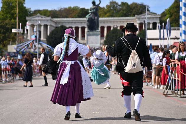 Family with a child; girl in traditional costume in front of the Hall of Fame and the Bavaria statue on September 20, 2026, during the 191st Oktoberfest, which took place from September 19 to October 4, 2026, at the Theresienwiese in Munich