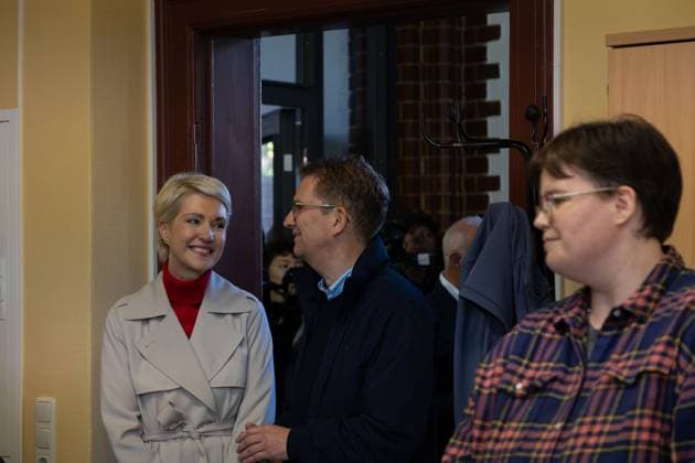 September 20, 2026, Schwerin, Germany: SCHWERIN, GERMANY, SEPTEMBER 20, 2026: Mecklenburg-Vorpommern Minister-President Manuela Schwesig of the Social Democratic Party (SPD) arrives with her husband, Stefan Schwesig, to cast her ballot at a polling station in Schwerin during the Mecklenburg-Vorpommern state election. Voters across the state are electing members of the regional parliament on Sunday. Schwerin Germany  - ZUMAq101 20260920_zna_q101_037 Copyright: xSomayaxAbdelrahmanx