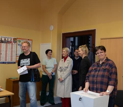 September 20, 2026, Schwerin, Germany: SCHWERIN, GERMANY, SEPTEMBER 20, 2026: Mecklenburg-Vorpommern Minister-President Manuela Schwesig of the Social Democratic Party (SPD) arrives with her husband, Stefan Schwesig, to cast her ballot at a polling station in Schwerin during the Mecklenburg-Vorpommern state election. Voters across the state are electing members of the regional parliament on Sunday. Schwerin Germany - ZUMAq101 20260920_zna_q101_036 Copyright: xSomayaxAbdelrahmanx