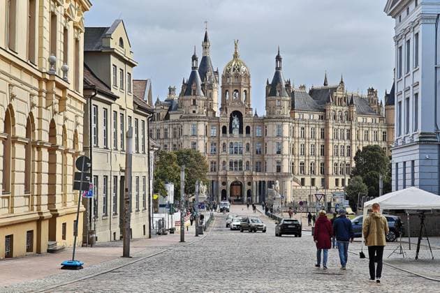 Schwerin, Mecklenburg-Western Pomerania, Germany, September 20, 2026 State legislative election in Mecklenburg-Western Pomerania in 2026 Pedestrian zone in Schwerin with a view of the Mecklenburg-Western Pomerania State Parliament in Schwerin Castle Copyright: xdtsxNachrichtenagenturx dts_135343