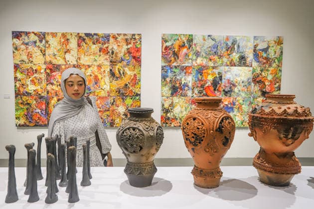 September 20, 2026, Surabaya, East Java, Indonesia: Visitors observe contemporary artworks at the ArtSubs 2026 exhibition at Balai Pemuda, Surabaya, East Java, Indonesia, on September 20, 2026. Titled border, threshold, beyond, the art exhibition features 500 works by 113 artists from across Indonesia, serving as a response to the public s need for a space of contemplation, reflection, and entertainment. Surabaya Indonesia - ZUMAp290 20260920_zip_p290_015 Copyright: xRendyxAgungxPrakosox