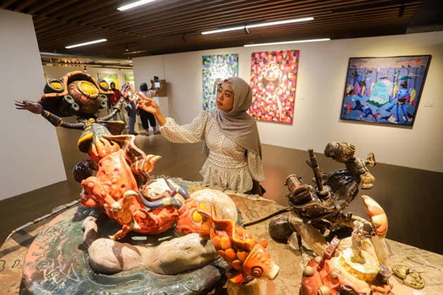 September 20, 2026, Surabaya, East Java, Indonesia: Visitors observe contemporary artworks at the ArtSubs 2026 exhibition at Balai Pemuda. Titled border, threshold, beyond, the art exhibition features 500 works by 113 artists from across Indonesia, serving as a response to the public s need for a space of contemplation, reflection, and entertainment. Surabaya Indonesia - ZUMAp290 20260920_zip_p290_014 Copyright: xRendyxAgungxPrakosox