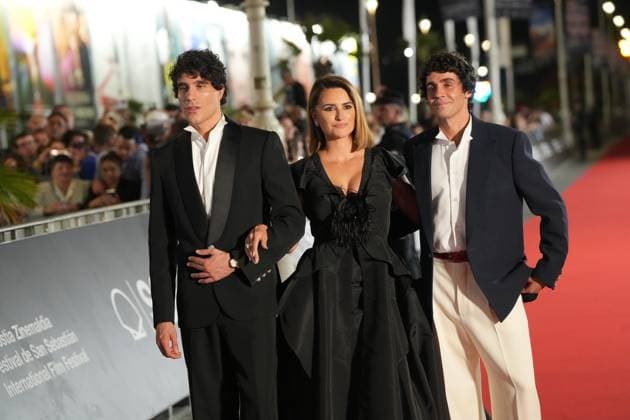 Red Carpet for *La bola negra* by Los Javis at the San Sebastián International Film Festival Director and screenwriter Javier Calvo, actress Penélope Cruz, and director and screenwriter Javier Ambrossi on the red carpet for *La bola negra*, at the Victoria Eugenia Theater on September 20, 2026, in San Sebastián, Guipúzcoa, Basque Country, Spain. La bola negra adapts and expands upon an unfinished play by Federico García Lorca. It tells three stories of men from different eras, connected by sexuality, desire, pain, and legacy. The film opens in Spanish theaters on September 25 and has been selected by the Spanish Film Academy to represent Spain at the upcoming Academy Awards. SEPTEMBER 20, 2026 San Sebastián, Guipúzcoa, Basque Country, Sp Copyright: xUnanuex 7788959