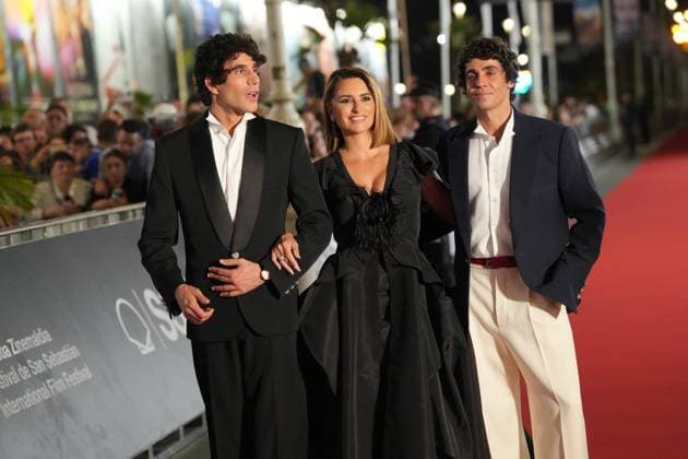 Red Carpet for *La bola negra* by Los Javis at the San Sebastián International Film Festival Director and screenwriter Javier Calvo, actress Penélope Cruz, and director and screenwriter Javier Ambrossi on the red carpet for *La bola negra*, at the Victoria Eugenia Theater on September 20, 2026, in San Sebastián, Guipúzcoa, Basque Country, Spain. La bola negra adapts and expands upon an unfinished play by Federico García Lorca. It tells three stories of men from different eras, connected by sexuality, desire, pain, and legacy. The film opens in Spanish theaters on September 25 and has been selected by the Spanish Film Academy to represent Spain at the upcoming Academy Awards. SEPTEMBER 20, 2026 San Sebastián, Guipúzcoa, Basque Country, Sp Copyright: xUnanuex 7788960